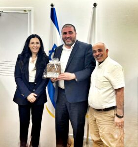 יו"ר האיגוד ומזכיר האיגוד יחד עם שר הפנים משה ארבל